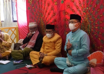 Wabup Gorut Thariq Modanggu menghadiri peringatan Maulid Nabi Muhammad SAW di Desa Bulawatu Kecamatan Sumalata Timur.(f.hms)