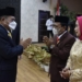 Wali Kota Gorontalo, Marten Taha saat bersalaman dengan Anggota DPRD Kota Gorontalo, Onis Jafar Akuko usai pelantikan dan pengambilan sumpah jabatan. (f. istimewa)