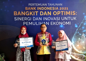 Wakil Bupati Gorut, Thariq Modanggu saat menerima penghargaan dari Bank Indonesia kantor perwakilan Gorontalo. (f. istimewa)