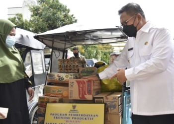 Wali Kota Gorontalo serahkan bantuan UMKM yang berasa dari Baznas Kota Gorontalo. (f. istimewa)