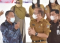 Plt Bupati Boalemo Anas Jusuf berbincang-bincang bersama Sekda Kabupaten Minahasa.(F.HMS)