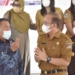 Plt Bupati Boalemo Anas Jusuf berbincang-bincang bersama Sekda Kabupaten Minahasa.(F.HMS)