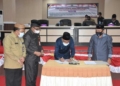 Plt Bupati Boalemo Anas Jusuf bersama Ketua DPRD Boalemo Karyawan Eka Putra Noho menandatangani kesepakatan dokumen Rancangan KUA-PPAS APBD 2022.(F.HMS)