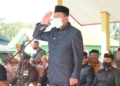 Plt Bupati Boalemo, Ir. H. Anas Jusuf MSi bertindak sebagai inspektur upacara pada peringatan Hari Pahlawan Tahun 2021 dipusatkan di Kecamatan Dulupi.(f.hms)