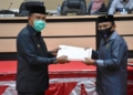 Plt Bupati Boalemo, Ir. H. Anas Jusuf, MSi menyerahkan dokumen KUA-PPAS Perubahan APBD Tahun 2021 kepada Ketua DPRD Boalemo, Karyawan Eka Putra Noho. (f.hms)