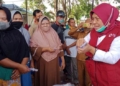 Ketua PMI Kabupaten Boalemo, Hj. Rensi Makuta SE,MAk memotivasi masyarakat saat menjalani vaksinasi massal di Lapangan Tenis Modelomo.(f.istimewa)