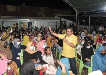 Wali Kota Gorontalo, Marten Taha saat menyapa warga di Pohuwato. (f. istimewa/nn)