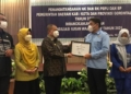 Bupati Bone Bolango, Hamim Pou menerima piagam penghargaan dari BPJS Kesehatan diserahkan Wakil Gubernur Gorontalo, Idris Rahim.