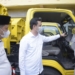 Wakil Wali Kota Gorontalo, Ryan F. Kono didampingi Kepala DLH Kota Gorontalo, Andris saat melepas 2 unit tambahan Arm Roll. (f. istimewa)