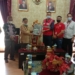 Bupati Gorut, Indra Yasin saat menerima bantuan perlengkapan sekolah dari Alfamart. (f. istimewa)