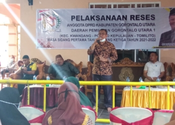 Anggota DPRD Gorut, Gustam Ismail saat Reses di Desa Cisadane. (f. istimewa)