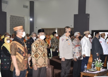 Sekda Kota Gorontalo, Ismail Madjid (kedua dari kiri) saat menghadiri Kongres Nasional IV KKIG. (f. istimewa)