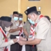Plt Bupati Boalemo Anas Jusuf menyematkan tanda peserta Diklat Cabang Pramuk Kabupaten Boalemo.(f.istimewa)