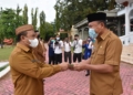 Plt Bupati Boalemo Anas Jusuf menyerahkan penghargaan satya lencana kepada Sekda Boalemo Sherman Moridu.
