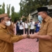 Plt Bupati Boalemo Anas Jusuf menyerahkan penghargaan satya lencana kepada Sekda Boalemo Sherman Moridu.