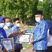 Plt Bupati Boalemo Anas Jusuf menyerahkan piagam penghargaan bagi ASN dinilai punya prestasi dan dedikasi tinggi.(f.istimewa)