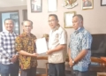 Plt Bupati Boalemo Ir. H. Anas Jusuf MSi menunjukkan surat perjanjian bantuan hibah PJU-TS.(F.Istimewa)