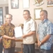 Plt Bupati Boalemo Ir. H. Anas Jusuf MSi menunjukkan surat perjanjian bantuan hibah PJU-TS.(F.Istimewa)