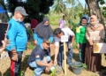 Sekda Boalemo, Sherman Moridu didampingi Anggota DPRD Boalemo, Hardi Syam Mopangga menggelar penanaman secara simbolis pohon sakura tabebuya.