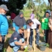 Sekda Boalemo, Sherman Moridu didampingi Anggota DPRD Boalemo, Hardi Syam Mopangga menggelar penanaman secara simbolis pohon sakura tabebuya.
