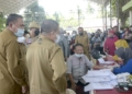 Wagub Gorontalo Idris Rahim menyapa masyarakat sedang menjalani pemeriksaan untuk vaksinasi Covid-19.(F.Istimewa)