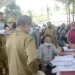 Wagub Gorontalo Idris Rahim menyapa masyarakat sedang menjalani pemeriksaan untuk vaksinasi Covid-19.(F.Istimewa)