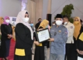 Wagub Gorontalo Idris Rahim menyerahkan piagam penghargaan kepada Kadikes Boalemo, Sutriyani Lumula.