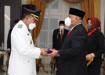 Bupati Boalemo Anas Jusuf menjalani prosesi pelantikan oleh Gubernur Gorontalo Rusli Habibie.(f.dok.pimpinan)