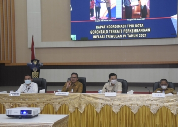 Wali Kota Gorontalo, Marten Taha saat memimpin rapat koordinasi TPID. (f. istimewa/nn)