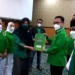 Ketua DPC Pohuwato, Sri Masri Sumuri saat menerima SK dari pengurus DPP PPP, Amir Uskara. (f. anq/nn)