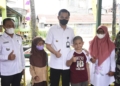 Wakil Walikota Gorontalo, Ryan F. Kono saat meninjau vaksinasi bagi anak di SDN 78. (f. istimewa)