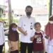 Wakil Walikota Gorontalo, Ryan F. Kono saat meninjau vaksinasi bagi anak di SDN 78. (f. istimewa)