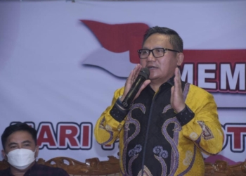 Wali Kota Gorontalo, Marten Taha saat berbicara di acara Silaturahmi dengan Warga Gorontalo yang menetap di Manado difasilitasi oleh IKA HPMIG dan juga dalam rangka memperingati Hari Patriotik. (f. istimewa)