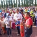 Ketua DPRD Boalemo, Karyawan Eka Putra Noho bersama Bupati Boalemo, Anas Jusuf memukul kentongan atau disebut Peleku pada lounching festival I Look Boalemo, di Lapangan Alun-Alun Tilamuta.(F.Istimewa)