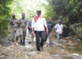 Sulitnya akses jalan menuju wisata air terjun Desa Rumbia Kecamatan Botumoito tak menghalangi Bupati Boalemo, Anas Jusuf.(F.Dok.Pimpinan)