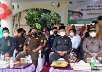 Wakil Gubernur Gorontalo, Idris Rahim didampingi Bupati Boalemo, Anas Jusuf pada pelaksanaan HAB ke 76 tingkat Provinsi Gorontalo, di Lapangan Alun-Alun Tilamuta.(F.Dok.Pimpinan)