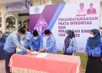 Bupati Boalemo, Anas Jusuf menyaksikan penandatanganan pakta integritas para pimpinan OPD.(F.Dok.Pimpinan)