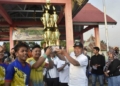 Bupati Boalemo, Anas Jusuf menyerahkan piala kepada pelajar SMA 1 Boliyohuto usai penutupan turnamen sepak bola antar pelajar.(F.Dok.Pimpinan)