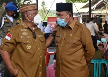 Gubernur Gorontalo Rusli Habibie bersama Bupati Boalemo, Anas Jusuf meninjau pelaksanaan vaksinasi anak usia 6-11 tahun di lapangan Indor Desa Modelomo, Tilamuta beberapa waktu lalu.(F.Dok.Pimpinan)