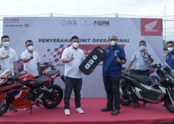 Penyerahan Honda ADV150 dan CBR250RR jadi skutik resmi MotoGP Mandalika. (Foto: AHM)