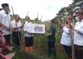 Wabup Gorut Thariq Modanggu saat memberikan penghargaan kepada salah satu petani milenial Ismail Gou (f.ist)