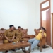 Aleg DPRD Gorut Lukum Diko saat berbincang-bincang bersama kedua Kades di Kecamatan Anggrek. (f.ist)