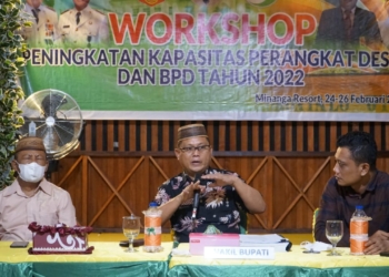 Wakil Bupati Gorontalo Utara Thariq Modanggu saat memberikan sambutan di acara Workshop Peningkatan Kapasitas Perangkat Desa dan BPD Se-Kecamatan Tolinggula Tahun 2022 di Resort Minanga. (f.ist)