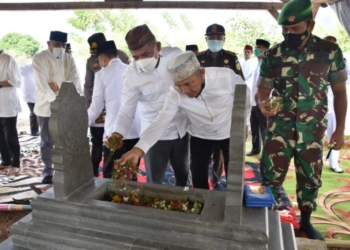 Ziarah makam para sesepuh Pohuwato.(f.istimewa)
