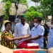 Kadis Sosial Gorut Marzuki Pulumoduyo saat menyerahkan bantuan kepada korban kebakaran. (f.hms/kominfo)