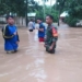 BPBD Bone Bolango bersama TNiPolri dan pihak terkait terjun langsung menangani dampak banjir di Desa Tupa Kecamata Bulango Utara, Sabtu (1932022). (F.Istimewa)