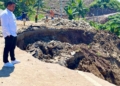 Anggota DPRD Gorontalo Utara, Mikdad Yeser saat meninjau jalan yang amblas Desa Garapia. (Dok.fbMY)