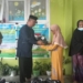 Anggota DPRD Gorut saat menyerahkan bantuan sembako. (Foto ; ist)
