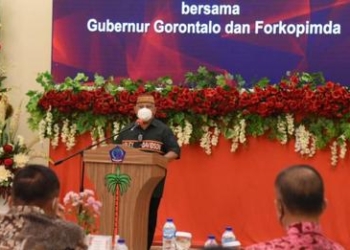 Gubernur Gorontalo, Rusli Habibie menyampaikan sambutan disela-sela rangkaian silaturahmi bersama Pemprov Sulawesi Utara (Sulut).(F. Salman)
