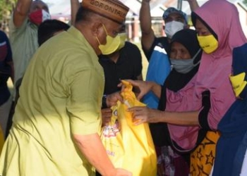 Gubernur Gorontalo Rusli Habibie menyerahkan BLP3G kepada keluarga penerima manfaat (KPM) di Desa Biluhu Timur Kecamatan Batudaa Pantai Kabupaten Gorontalo, Kamis (7/4/2022). (F. Salman)